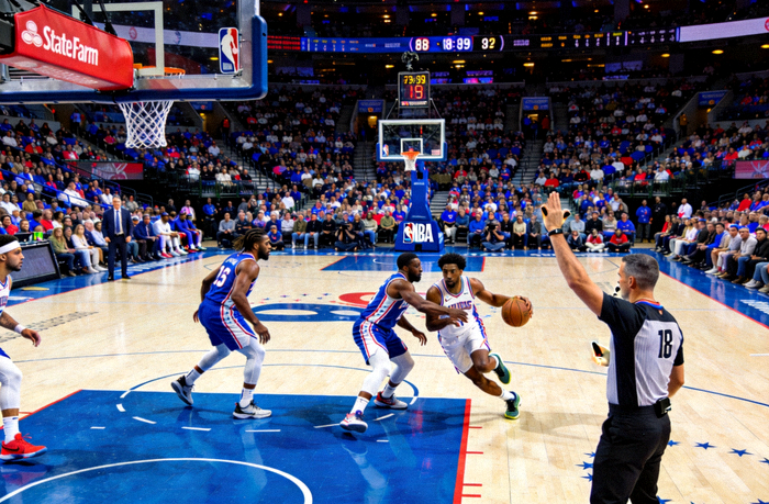 NBA 标准篮球场馆内比赛进行中的画面
